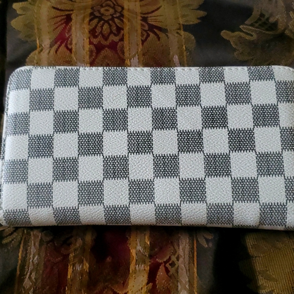Bloomingdale's black white large wallet gorgeous love mine ♥️ same size as Sarah